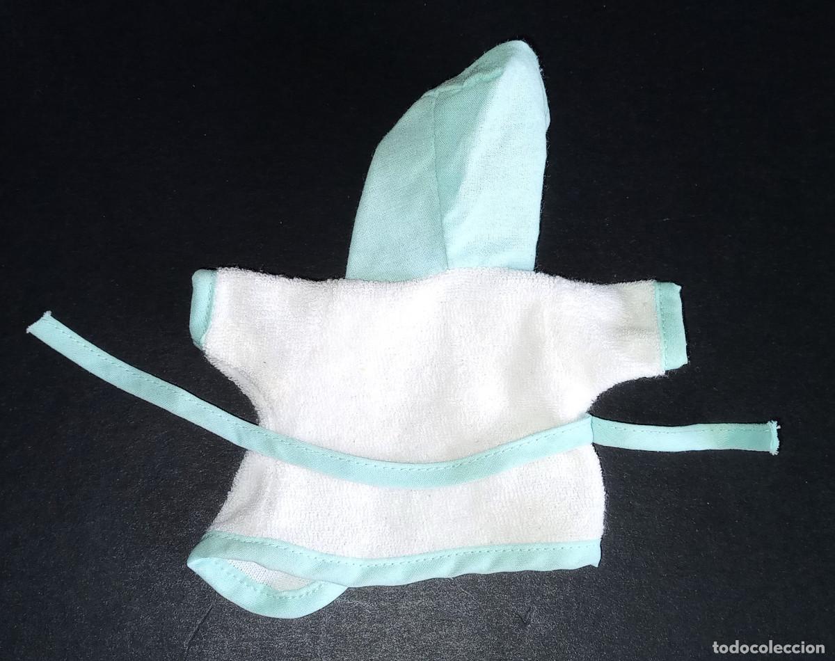 Casas de mu&ntilde;ecas: ROPA DE MU&Ntilde;ECO/A - ALBORNOZ AZUL Y BLANCO - Foto 2