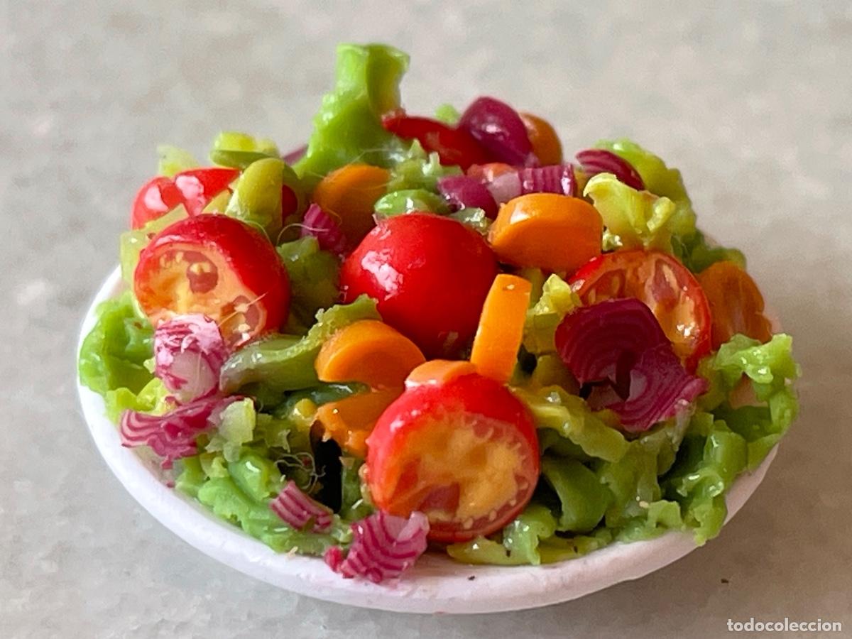 Casas de mu&ntilde;ecas: Ensalada de tomate y cebolla en miniatura para casa de mu&ntilde;ecas - Foto 1