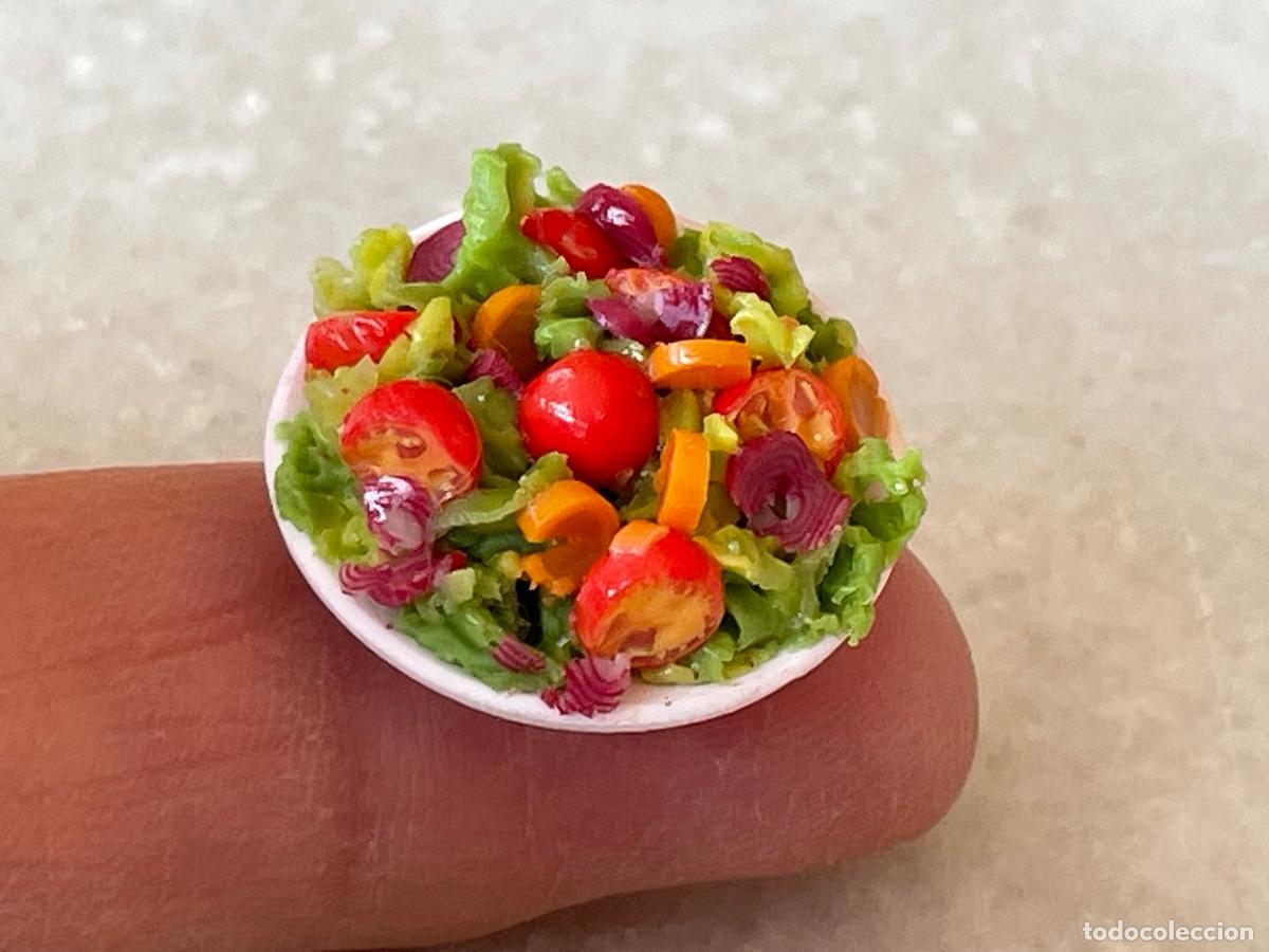 Casas de mu&ntilde;ecas: Ensalada de tomate y cebolla en miniatura para casa de mu&ntilde;ecas - Foto 2
