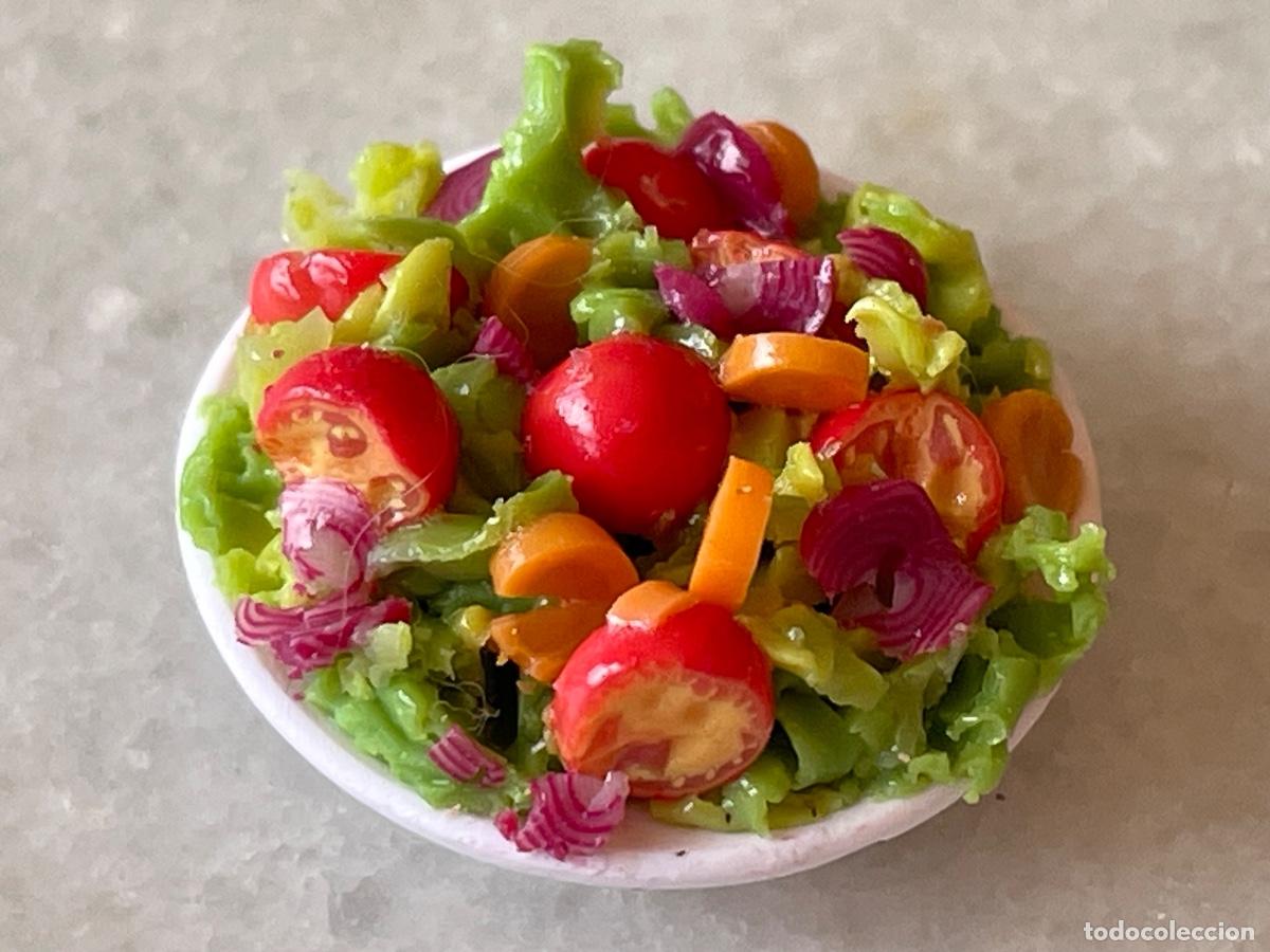 Casas de mu&ntilde;ecas: Ensalada de tomate y cebolla en miniatura para casa de mu&ntilde;ecas - Foto 3