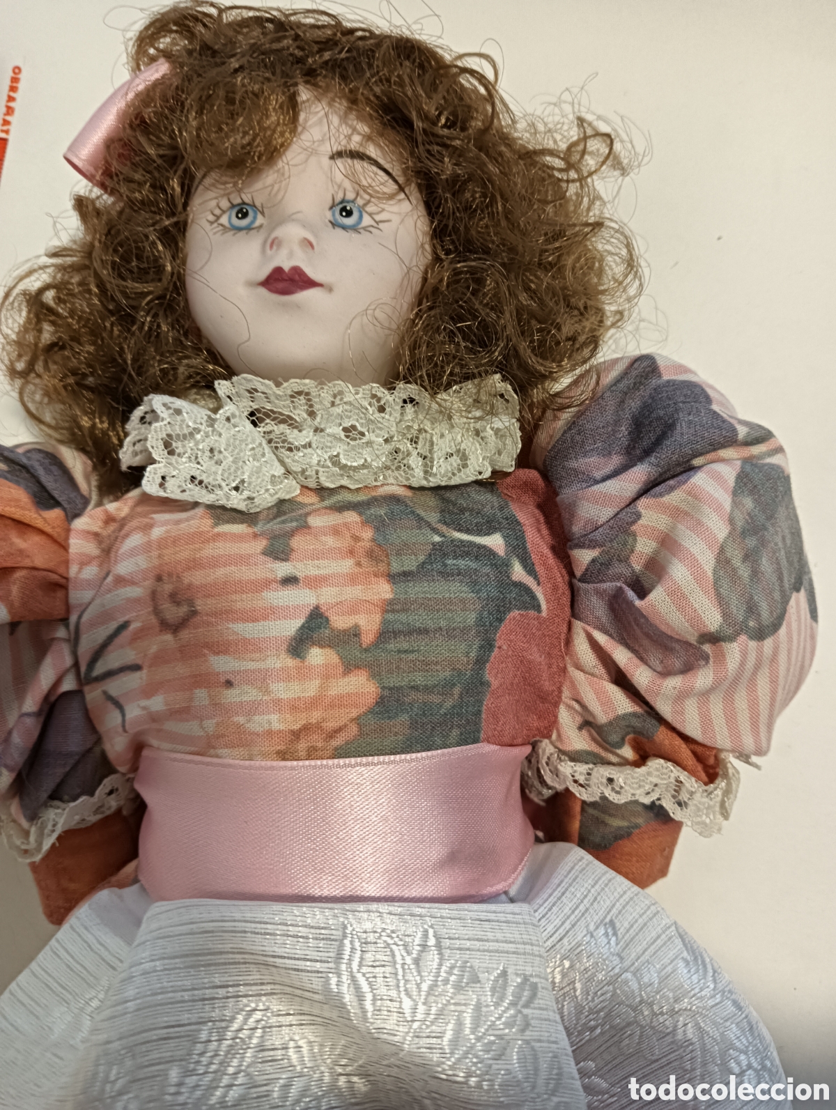 Casas de mu&ntilde;ecas: Mu&ntilde;eca de porcelana sentada - Foto 1