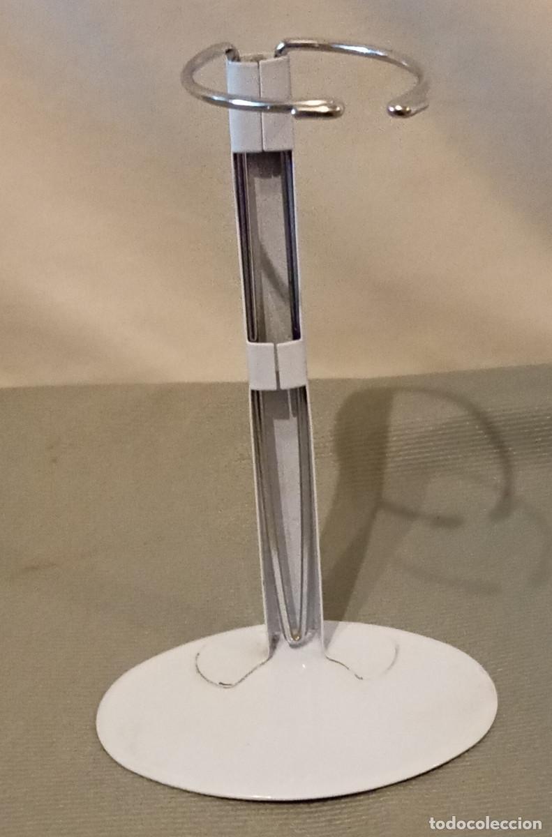 Casas de mu&ntilde;ecas: Soporte blanco para sujetar mu&ntilde;ecas - Foto 1