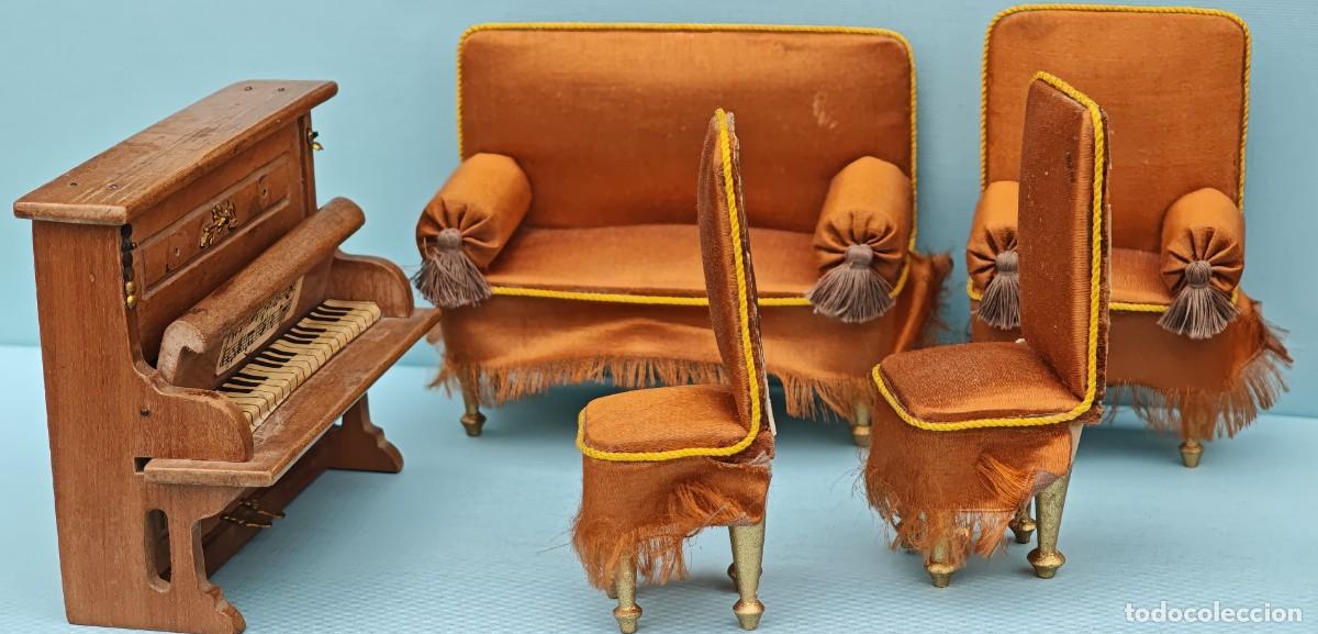 Casas de Mu&ntilde;ecas: ANTIGUOS MUEBLES CASA DE MU&Ntilde;ECAS. Lote: sof&aacute;, sill&oacute;n, sillas en seda y piano