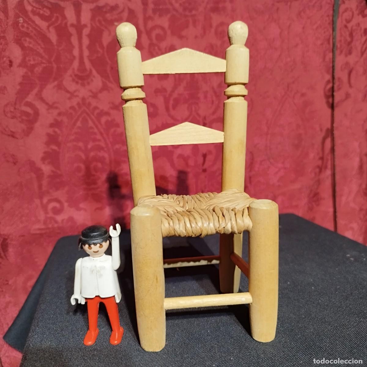 Casas de Mu&ntilde;ecas: SILLA MINIATURA DE MADERA Y ENEA PARA MU&Ntilde;ECAS