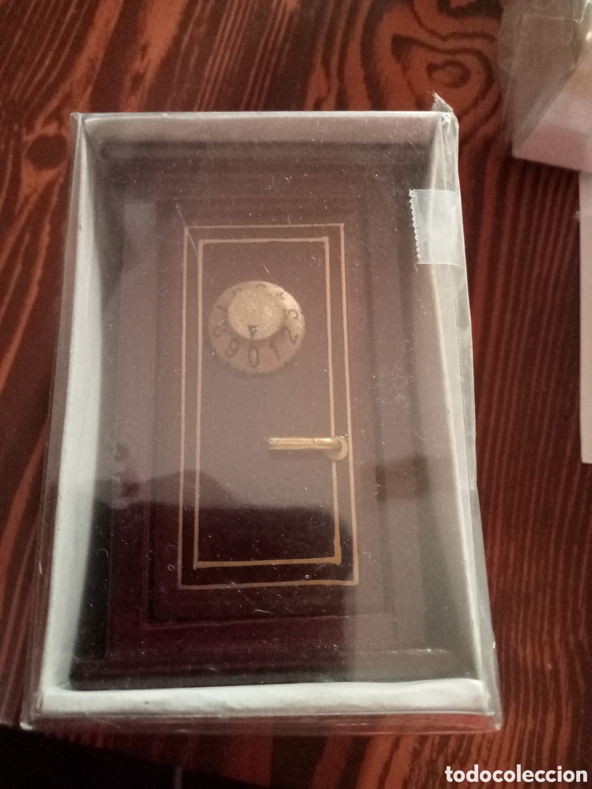 Casas de Mu&ntilde;ecas: Miniatura caja fuerte