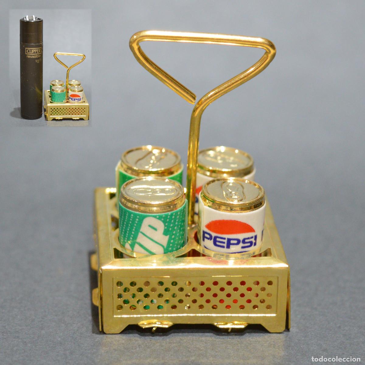 Casas de Mu&ntilde;ecas: CESTA DE LATAS REFRESCO MINIATURA