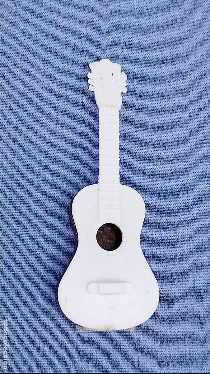 Casas de Mu&ntilde;ecas: Antigua guitarra miniatura v&aacute;lida para mu&ntilde;ecos de la Familia Hogar&iacute;n de Modisa