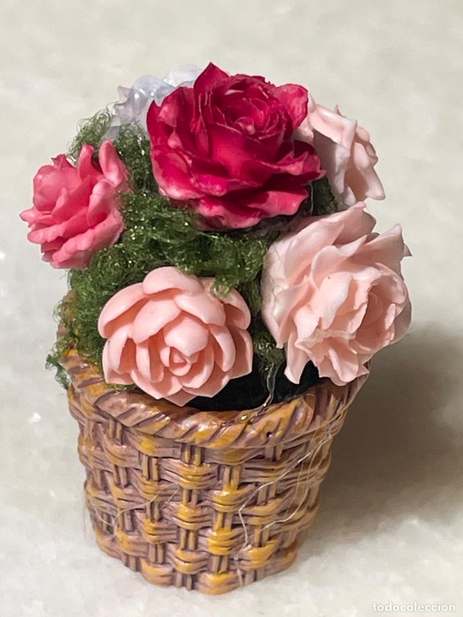 Casas de Mu&ntilde;ecas: Cesta de flores en miniatura casa de mu&ntilde;ecas