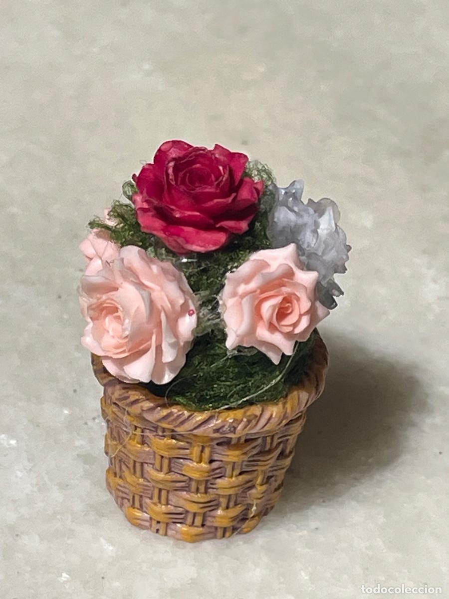 Casas de mu&ntilde;ecas: Cesta de flores en miniatura casa de mu&ntilde;ecas - Foto 2