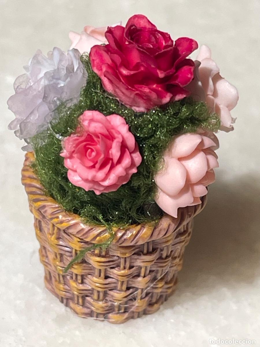 Casas de mu&ntilde;ecas: Cesta de flores en miniatura casa de mu&ntilde;ecas - Foto 3