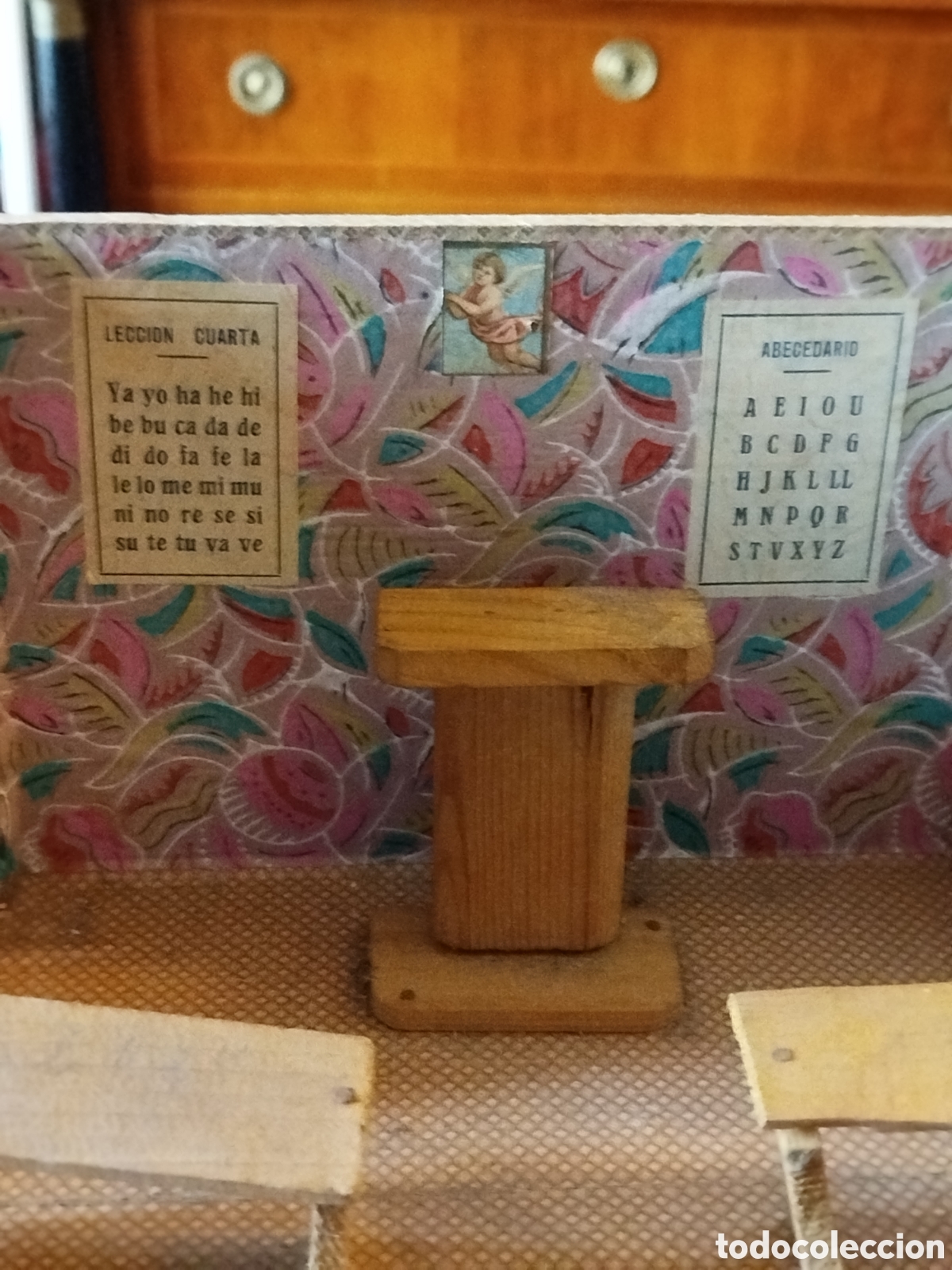 Casas de Mu&ntilde;ecas: Casa-colegio plegable antiguo. Con mu&ntilde;equitas para restaurar