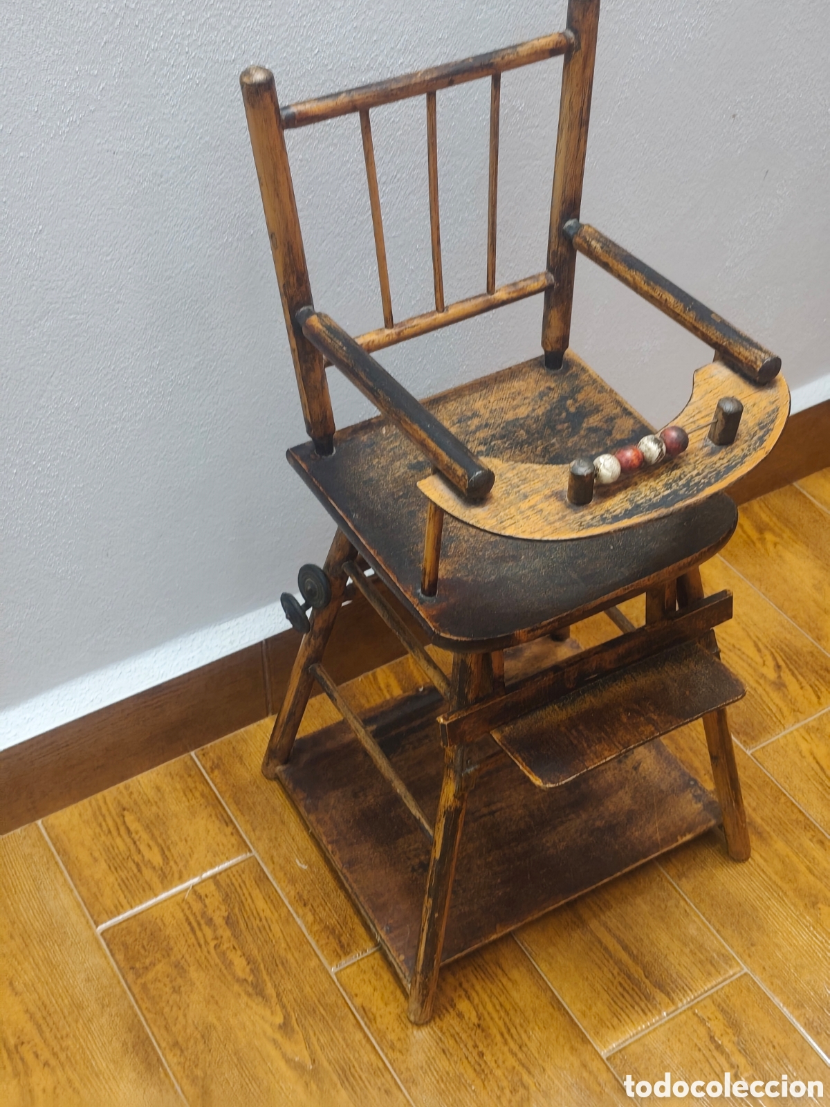 Casas de Mu&ntilde;ecas: Antigua Trona de Mu&ntilde;eca de Madera - Estilo R&uacute;stico Vintage con &Aacute;baco