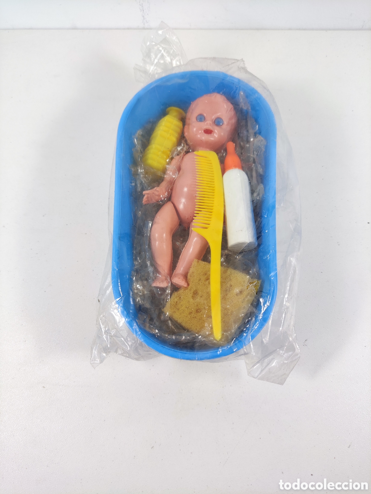 Casas de Mu&ntilde;ecas: Mu&ntilde;eco bebe de celuloide con ba&ntilde;era y otros utensilios juguete de kiosco antiguo