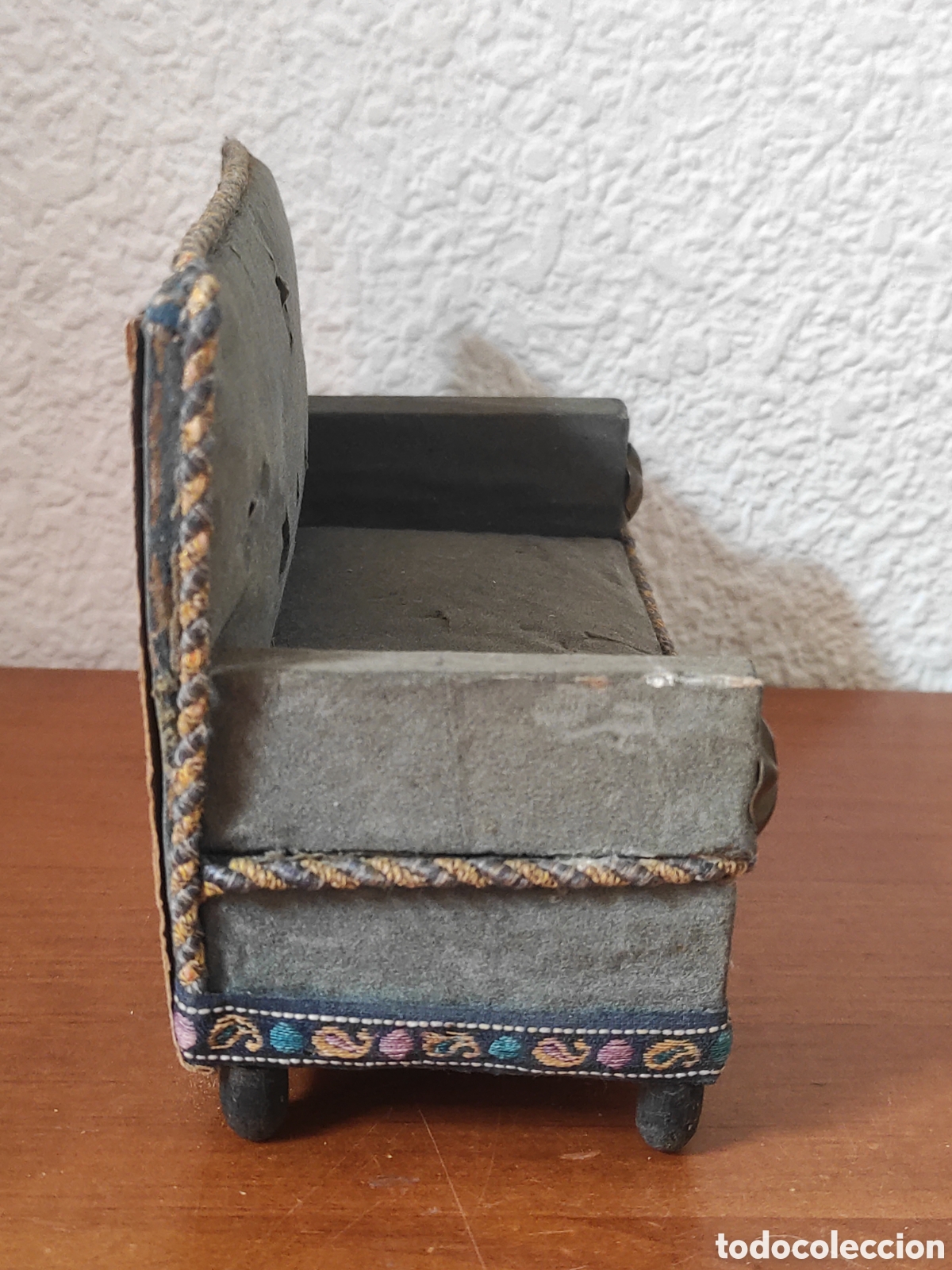 Casas de mu&ntilde;ecas: Antiguo sof&aacute; casa de mu&ntilde;ecas a&ntilde;os 20 - Foto 2