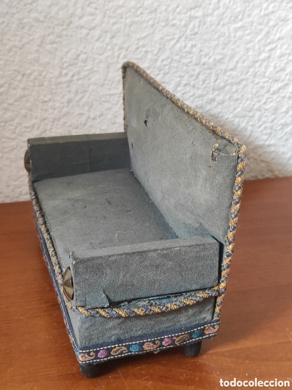 Casas de mu&ntilde;ecas: Antiguo sof&aacute; casa de mu&ntilde;ecas a&ntilde;os 20 - Foto 4