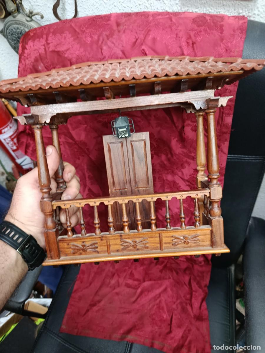 Casas de Mu&ntilde;ecas: Preciosa miniatura antigua de balc&oacute;n de madera castellano.