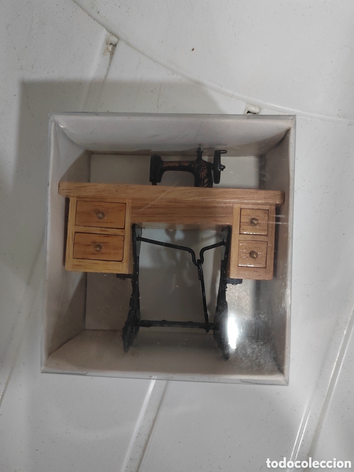 Casas de Mu&ntilde;ecas: Antigua m&aacute;quina de coser casa de mu&ntilde;ecas