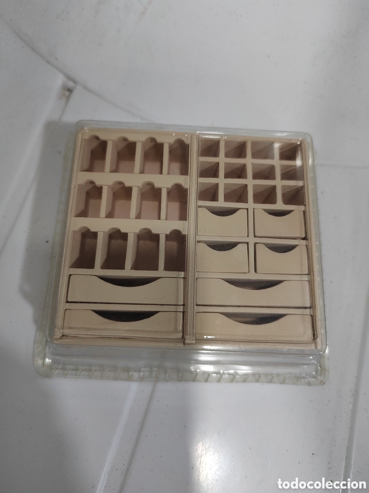 Casas de Mu&ntilde;ecas: Caja armarito para casa de mu&ntilde;ecas