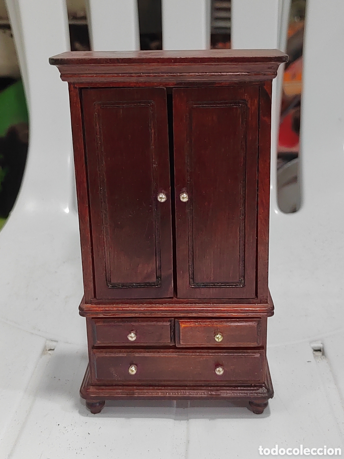 Casas de mu&ntilde;ecas: Antiguo armario de madera para mu&ntilde;ecas - Foto 2