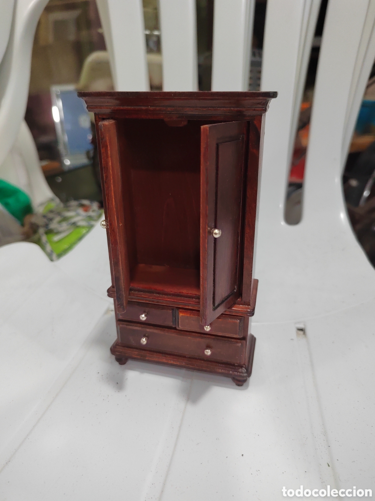 Casas de mu&ntilde;ecas: Antiguo armario de madera para mu&ntilde;ecas - Foto 3
