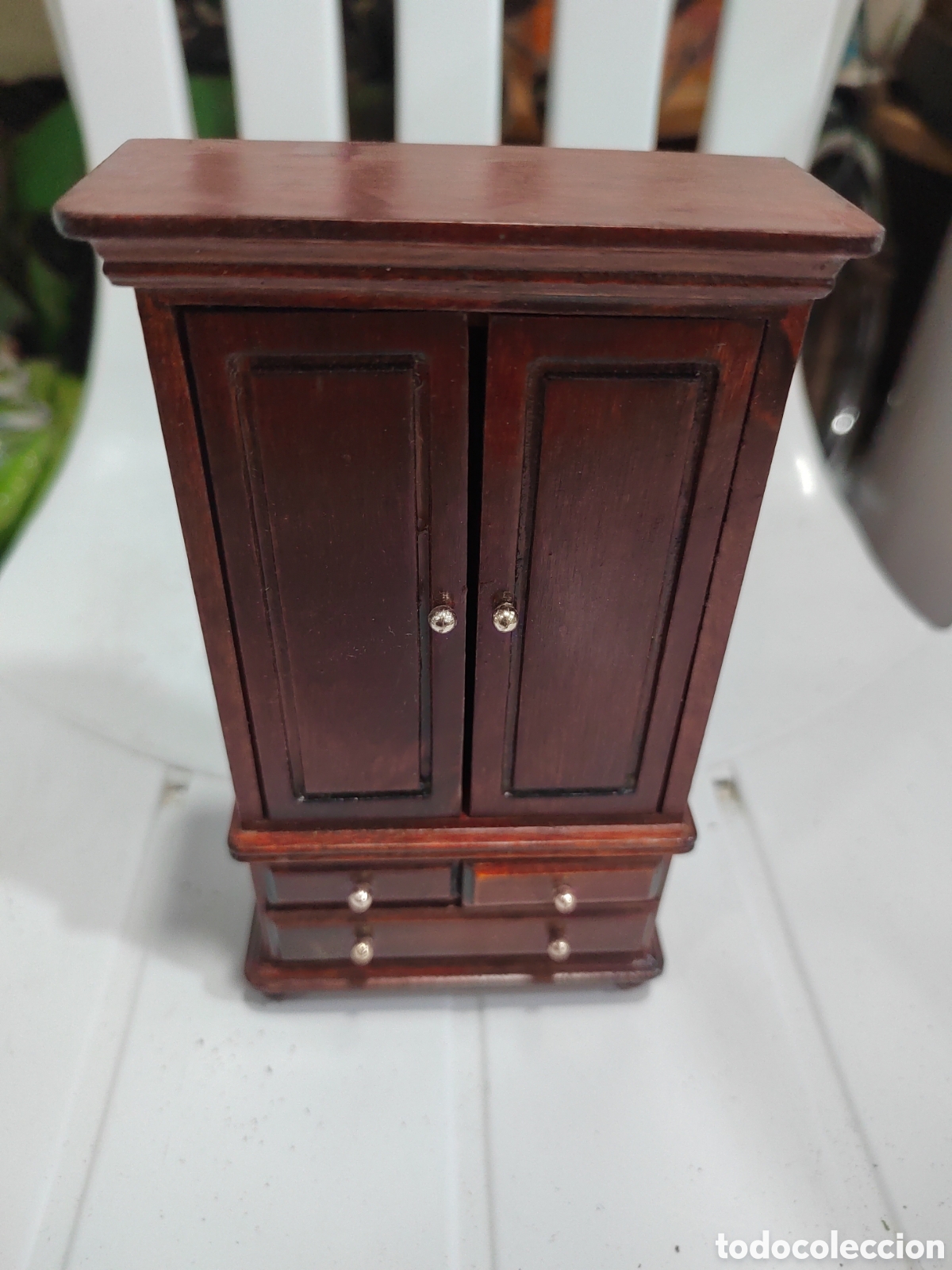 Casas de Mu&ntilde;ecas: Antiguo armario de madera para mu&ntilde;ecas