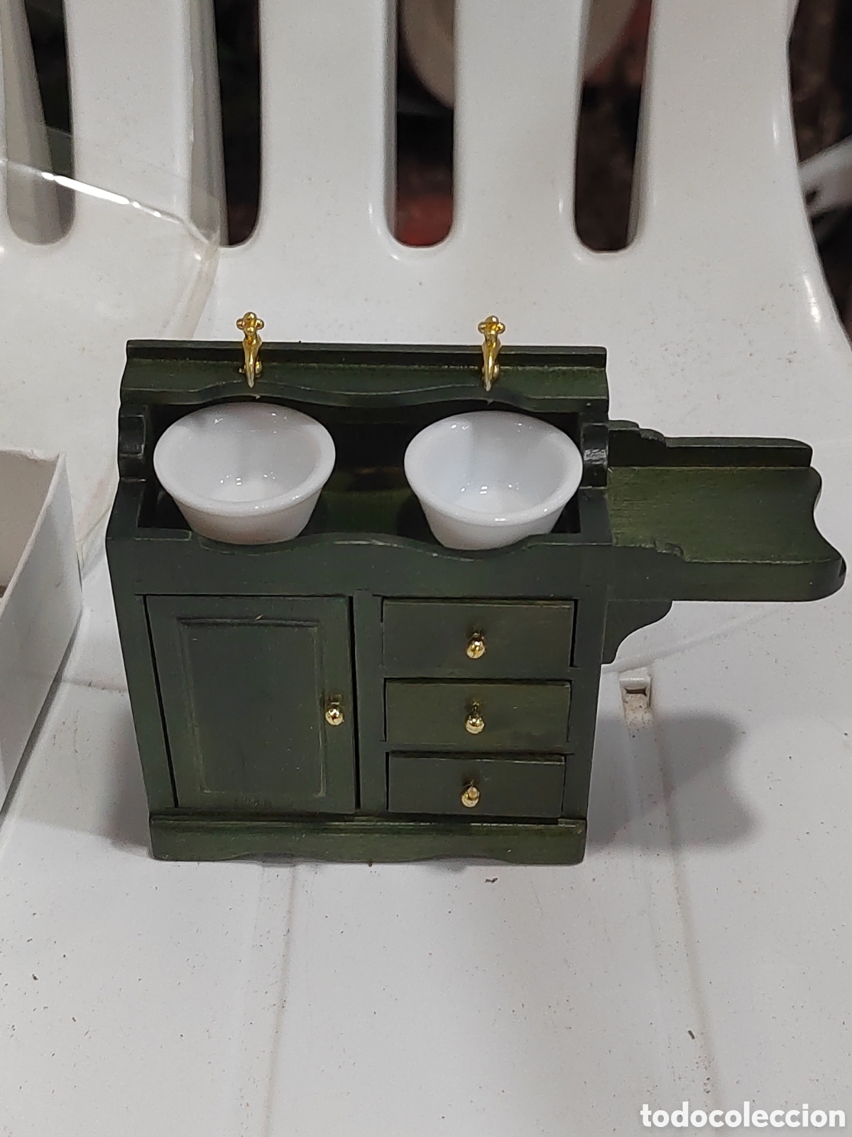 Casas de Mu&ntilde;ecas: Antiguo mueble de ba&ntilde;o mu&ntilde;ecas