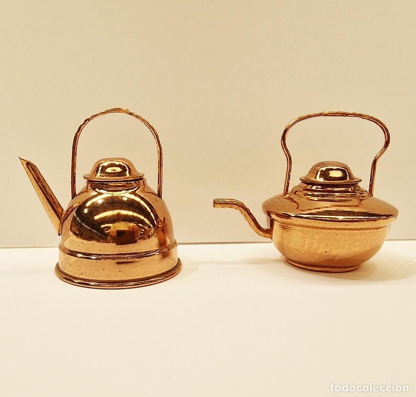 Casas de Mu&ntilde;ecas: PAREJA DE MINIATURAS TETERAS EN COBRE. 4,5 CM. CON TAPAS M&Oacute;VILES. CASA DE MU&Ntilde;ECAS. VINTAGE.