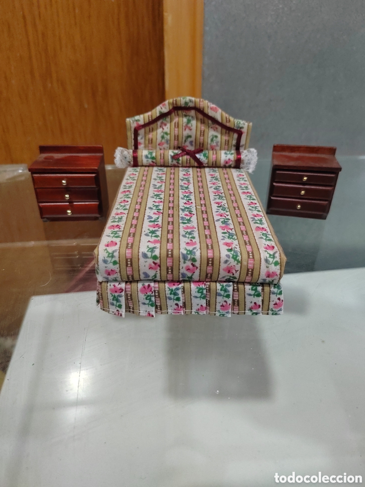 Casas de Mu&ntilde;ecas: Cama y 2 mesitas de noche