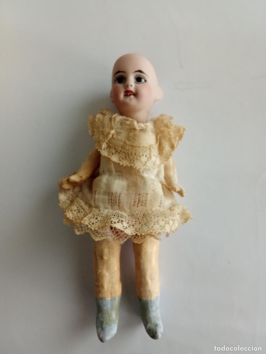 Casas de Mu&ntilde;ecas: Antigua mu&ntilde;eca de porcelana y cuerpo de composici&oacute;n principios S.XX