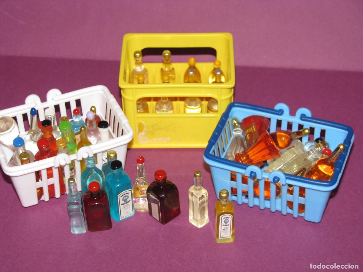 Casas de Mu&ntilde;ecas: LOTE DE BOTELLAS DE LICORES EN MINIATURA. 2 CESTAS Y UNA CAJA DE CERVEZA.