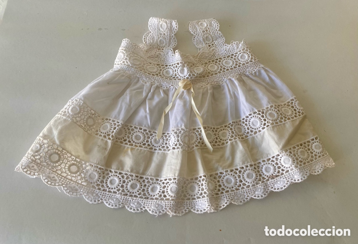 Casas de Mu&ntilde;ecas: Vestido para mu&ntilde;eca de tela blanca con detalles de encaje y ganchillo lazo de cinta Mitad siglo XX