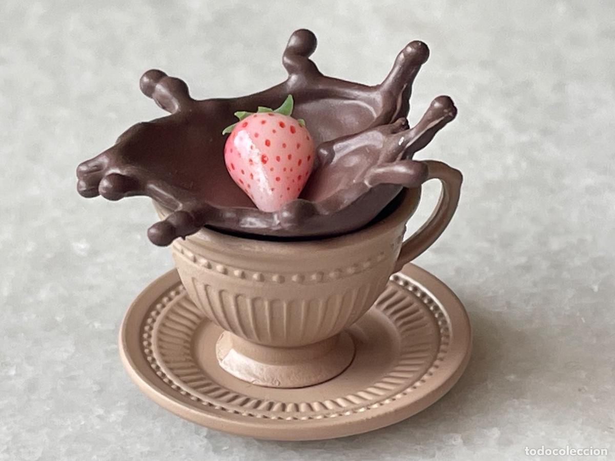 Doll houses: Taza con chocolate y fresa en miniatura para mu&ntilde;ecas