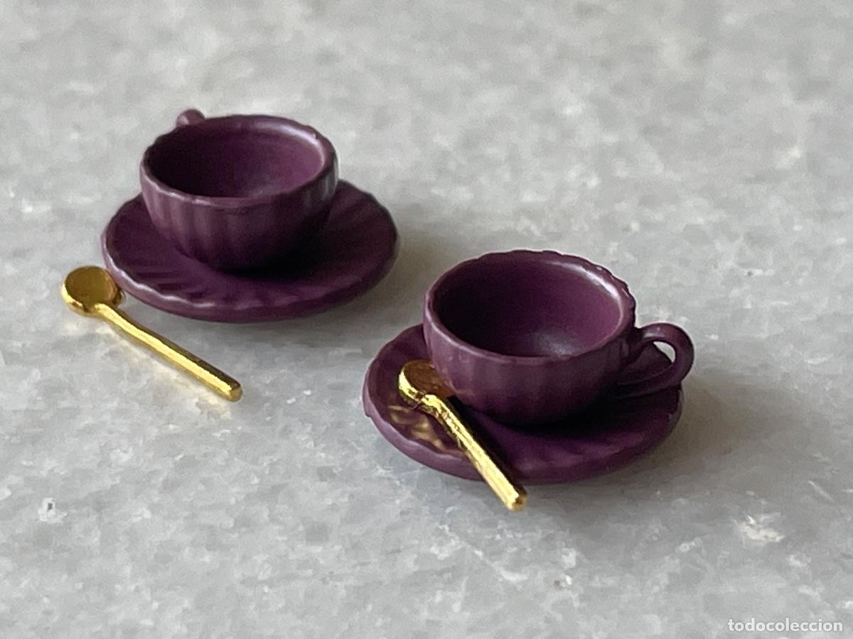 Casas de Mu&ntilde;ecas: Diminutas tazas en color morado, en miniatura para casa de mu&ntilde;ecas