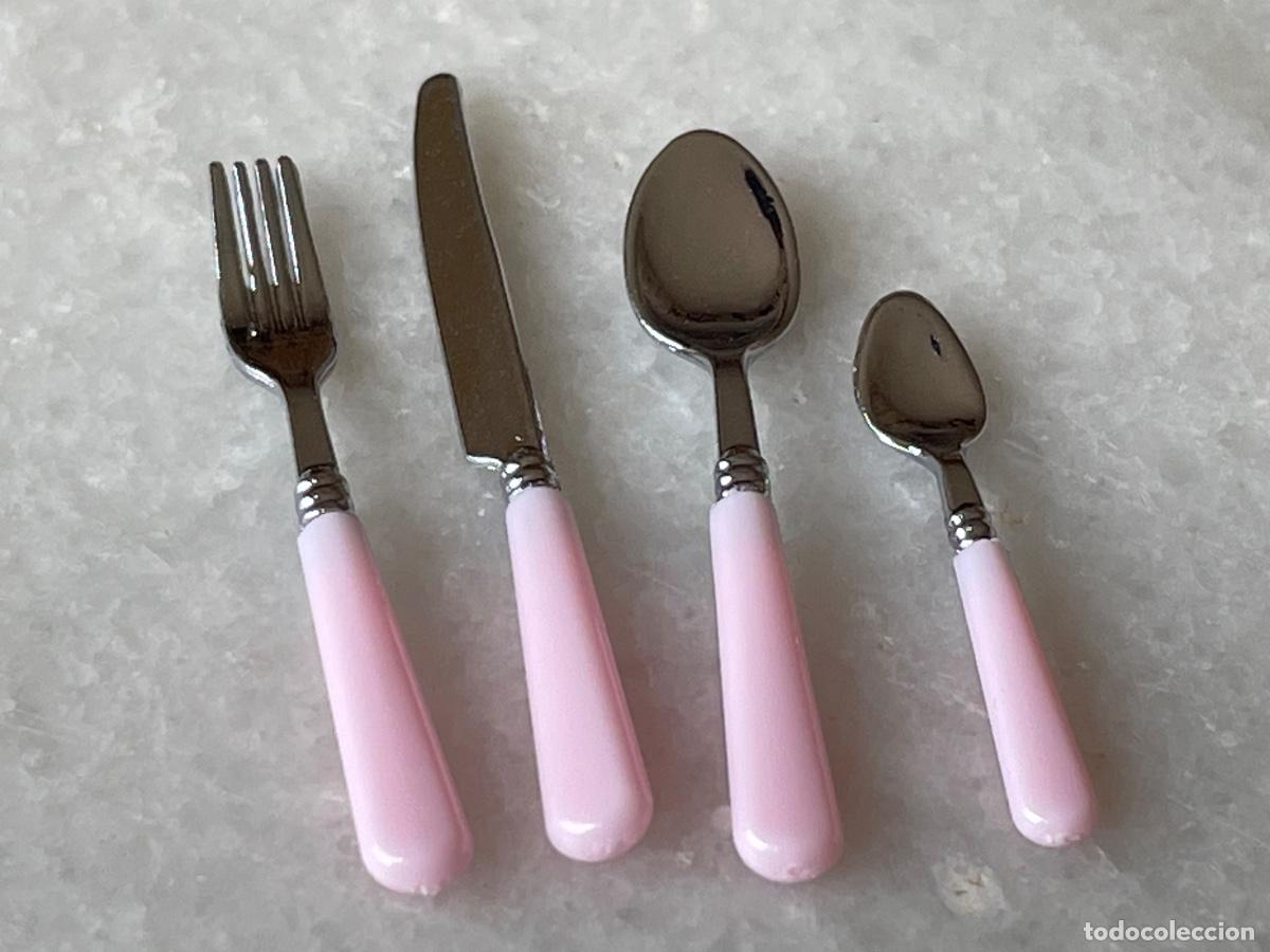Casas de Mu&ntilde;ecas: Juego de cubiertos rosa, en miniatura para mu&ntilde;ecas
