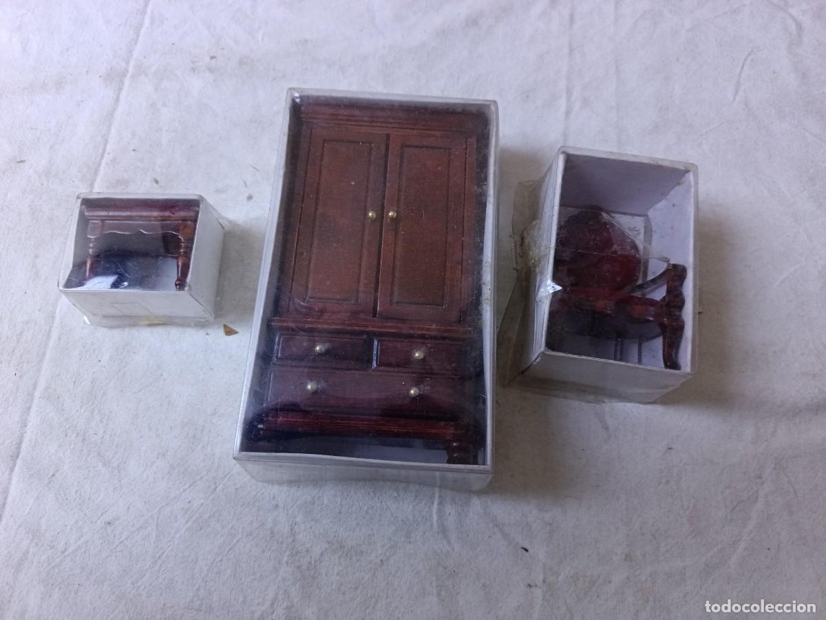 Maisons de Poup&eacute;es: Lote de muebles para casa de mu&ntilde;ecas, en sus blisters, armario, mesita y sill&oacute;n