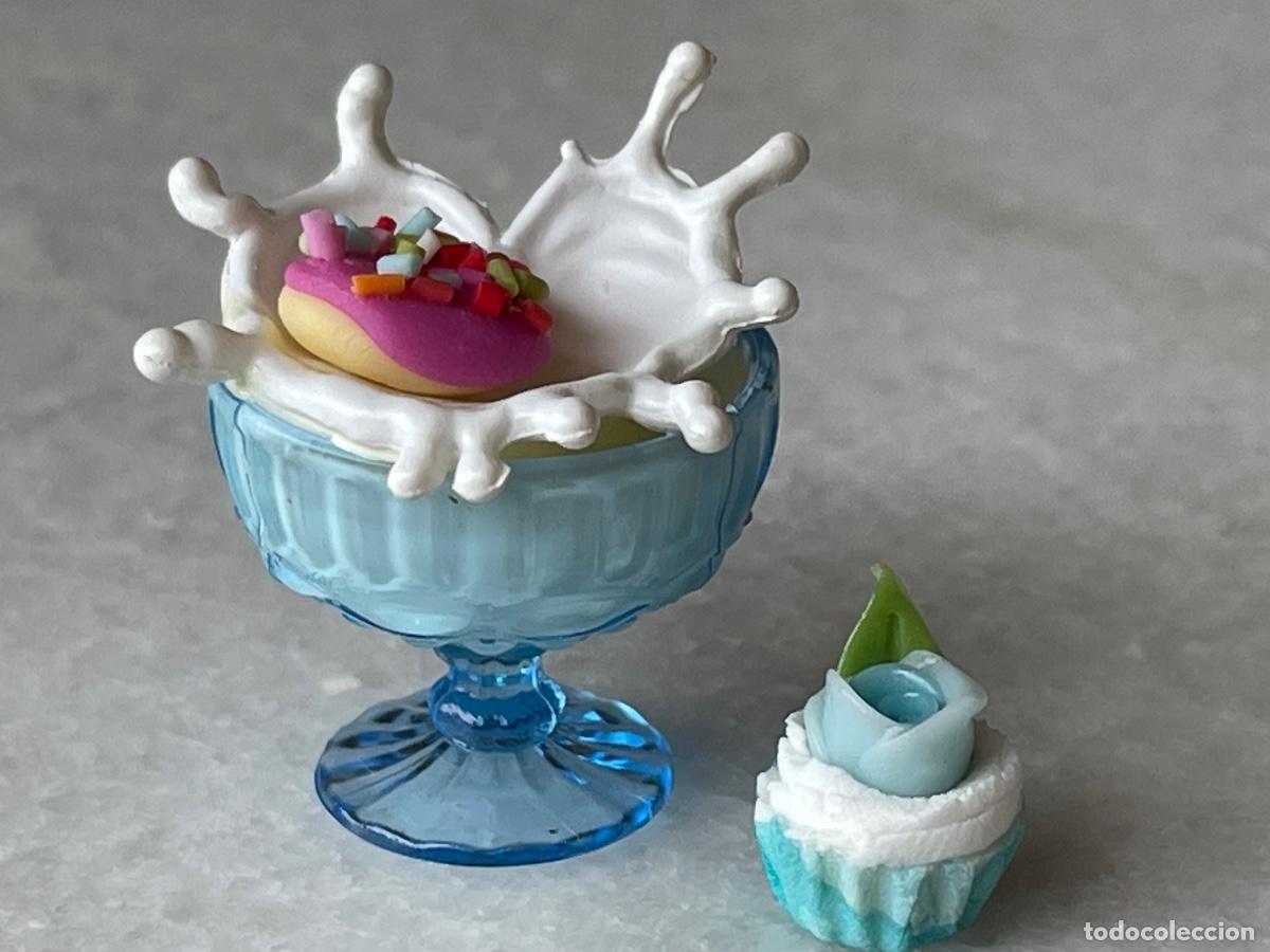 Maisons de Poup&eacute;es: Taz&oacute;n azul con leche, d&oacute;nut y pastel en miniatura