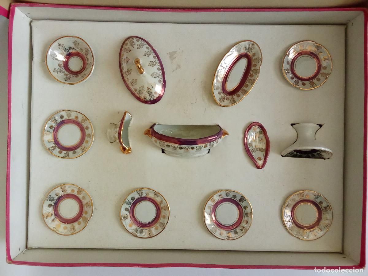 Maisons de Poup&eacute;es: Antigua vajilla en miniatura de porcelana vitrificada en caja S.XIX