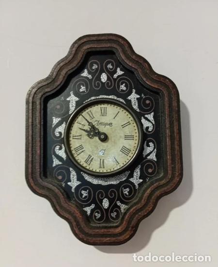Casas de Mu&ntilde;ecas: RELOJ MINIATURA TIPO OJO DE BUEY DE MADERA MOREZ CON MAQUINARIA DE CUARZO