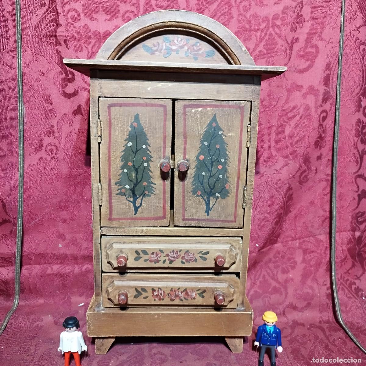 Casas de Mu&ntilde;ecas: MUEBLE AUXILIAR ARMARIO MU&Ntilde;ECAS CON DOS CAJONES - ARBOLES NAVIDAD Y MARGARITAS PINTADOS A MANO