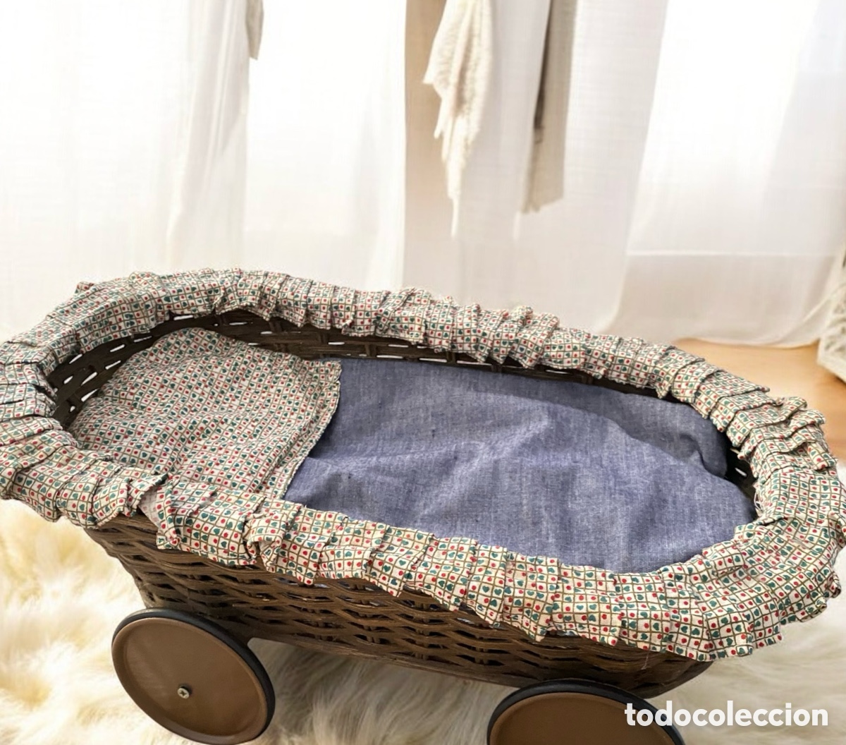 Casas de Mu&ntilde;ecas: Cuna moises retro vintege con vestidura