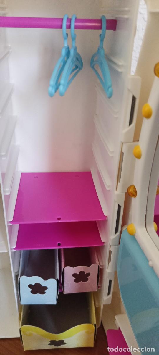 Casas de Mu&ntilde;ecas: ARMARIO Nancy con perchas y asiento