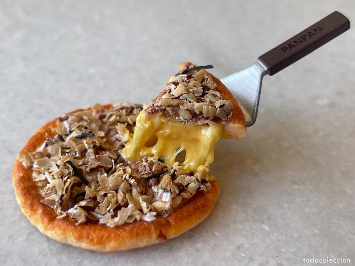 Casas de Mu&ntilde;ecas: Pizza con queso derretido y pala en miniatura casa de mu&ntilde;ecas