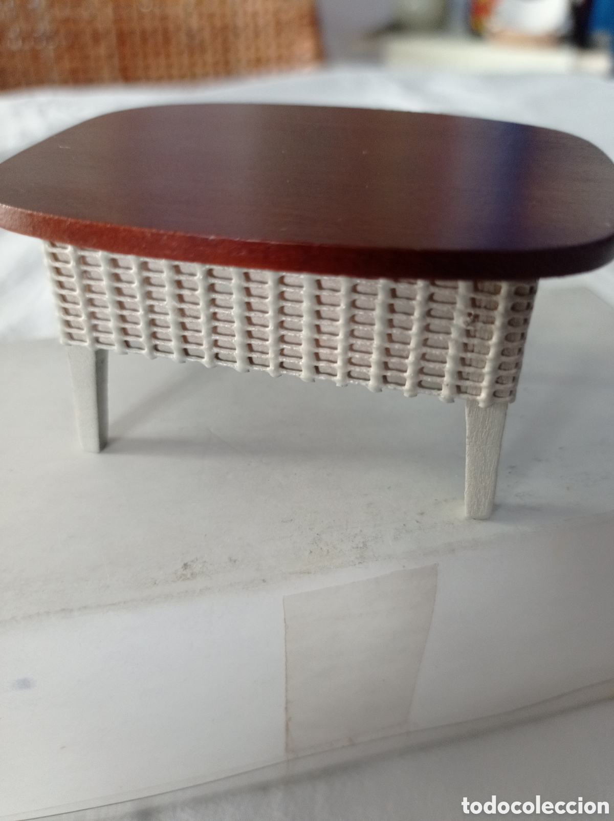 Casas de Mu&ntilde;ecas: Mesa de centro o auxiliar para casa de mu&ntilde;ecas. Escala 1.12