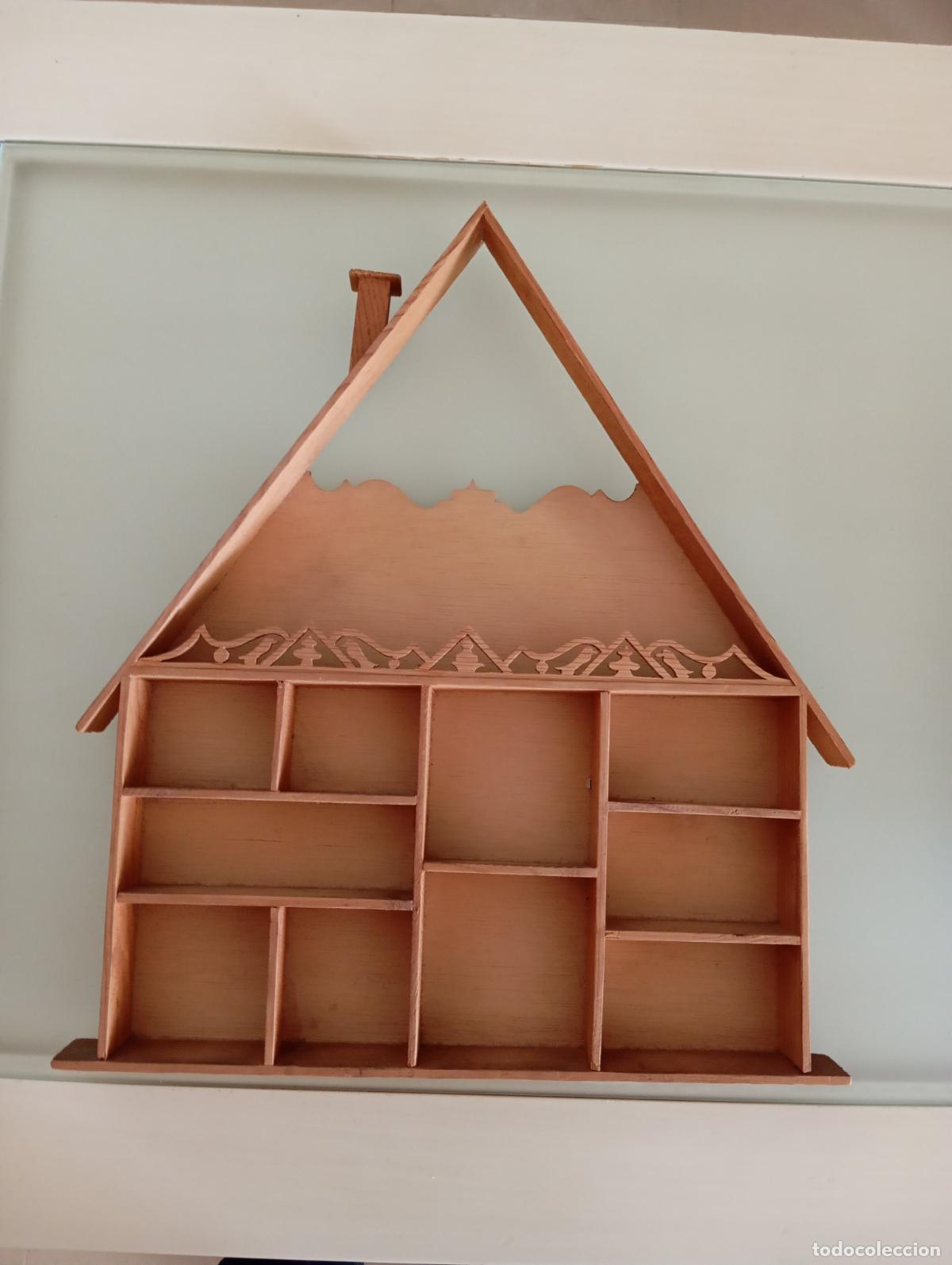Casas de Mu&ntilde;ecas: Estanter&iacute;a de madera con forma de casita, ideal para exponer colecciones. Dise&ntilde;o de casa con tejado