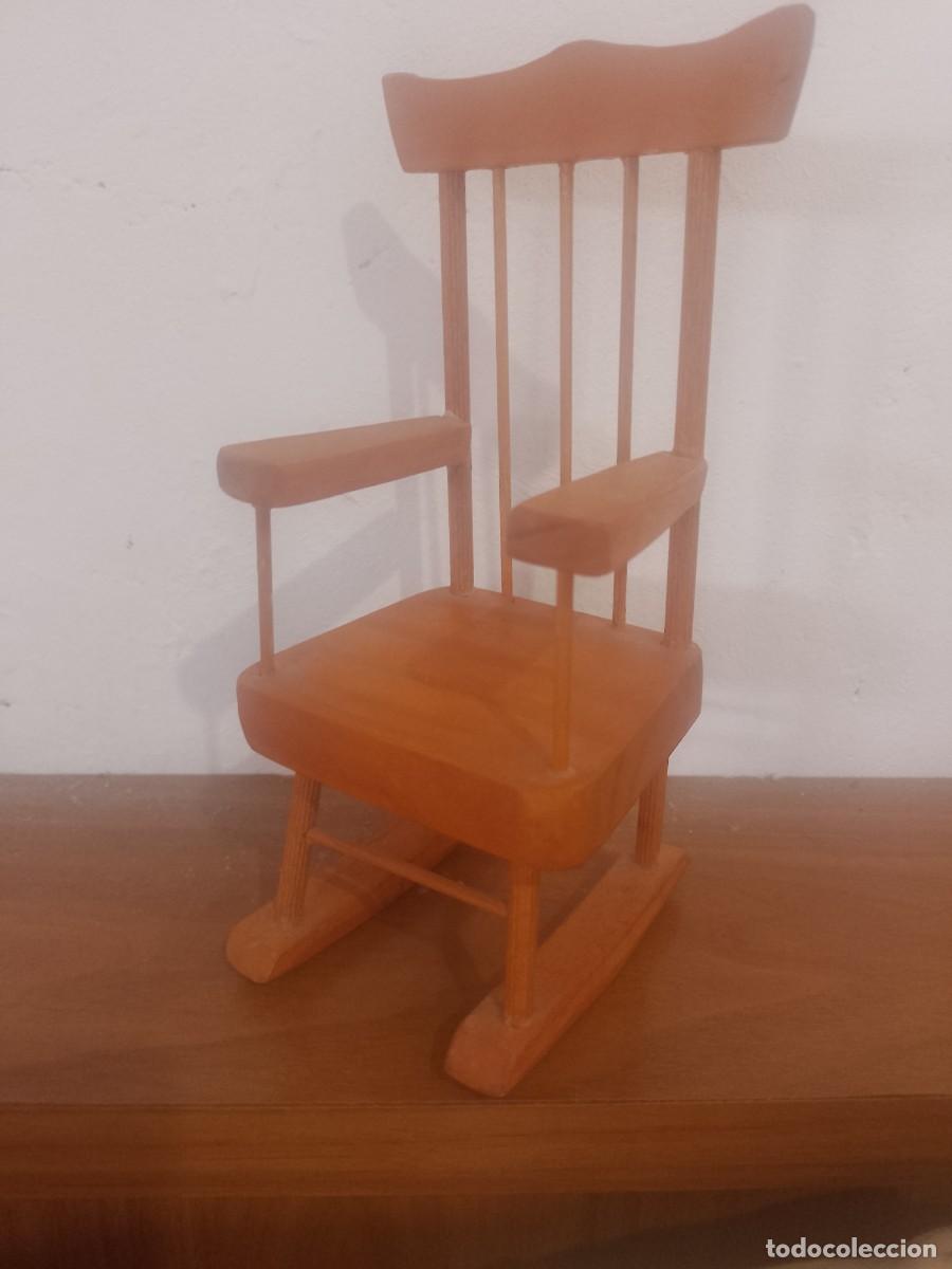 Casas de mu&ntilde;ecas: MINIATURA DE MECEDORA EN MADERA - Foto 1