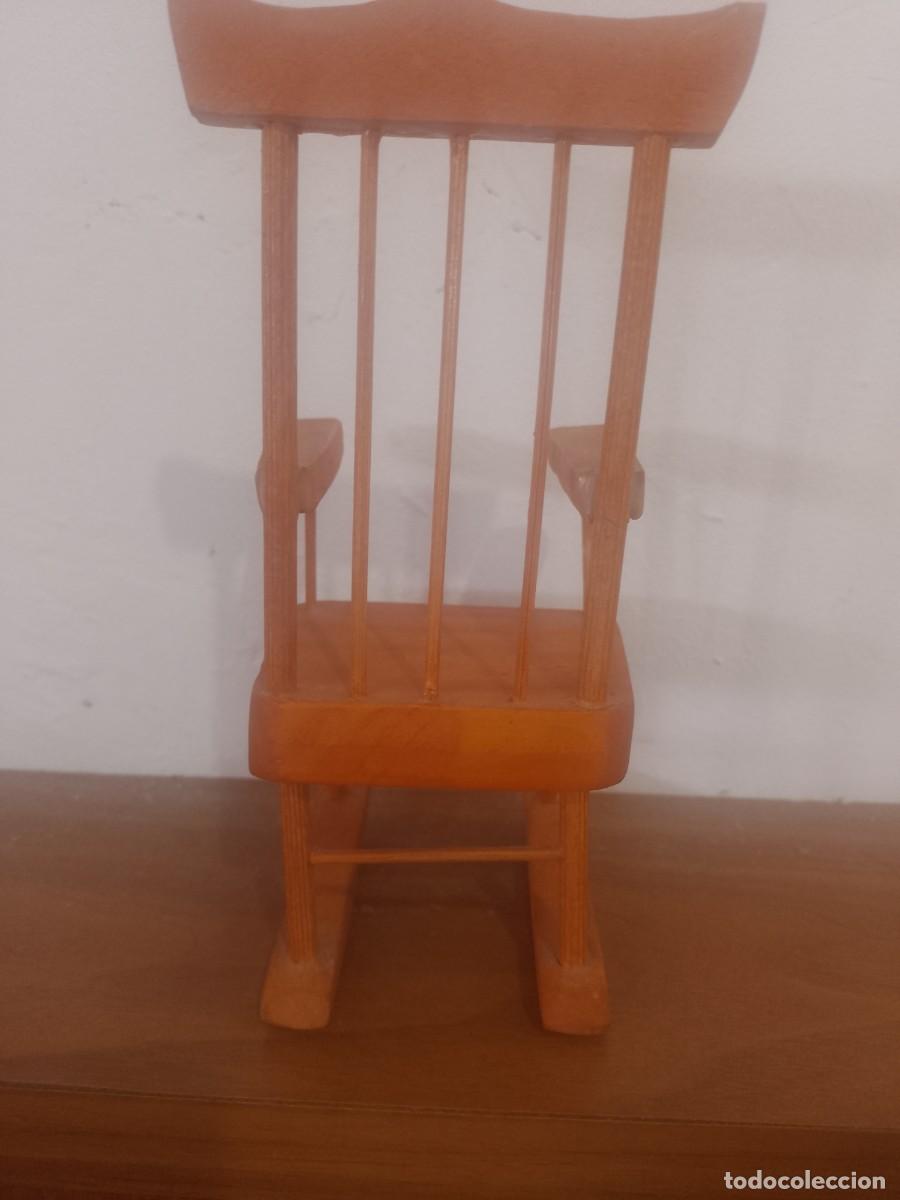 Casas de mu&ntilde;ecas: MINIATURA DE MECEDORA EN MADERA - Foto 3
