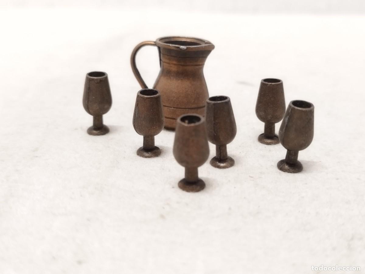 Casas de Mu&ntilde;ecas: Conjunto en miniatura de juego de jarra de vino y 6 copas. Bronce o lat&oacute;n. Casa mu&ntilde;ecas.