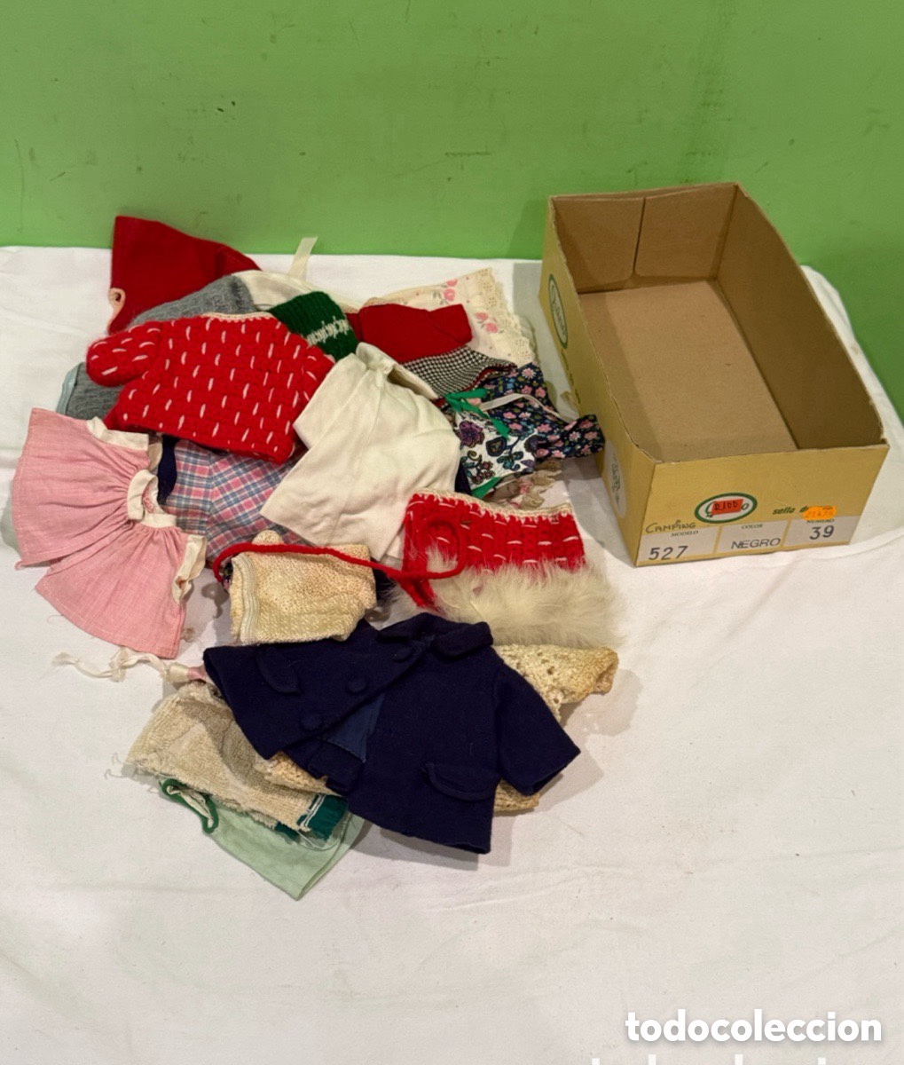 Casas de Mu&ntilde;ecas: lote de vestidos y complementos antiguos para mu&ntilde;ecas a&ntilde;os 40-50.