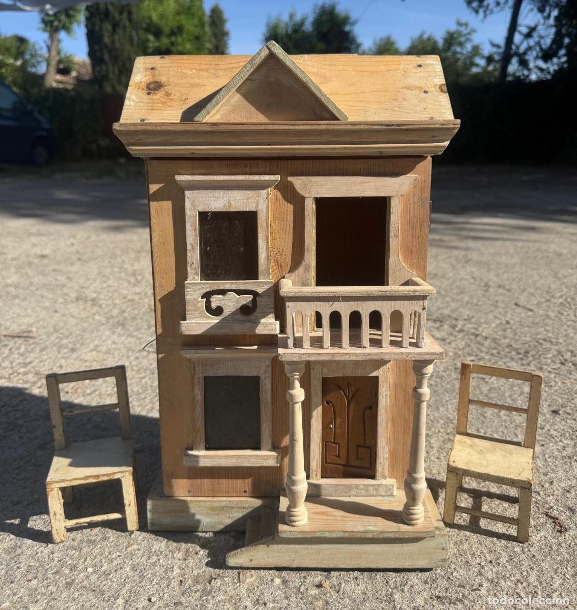Casas de Mu&ntilde;ecas: Antigua casa mu&ntilde;ecas madera se abre dos sillas puerta m&oacute;vil 47cms