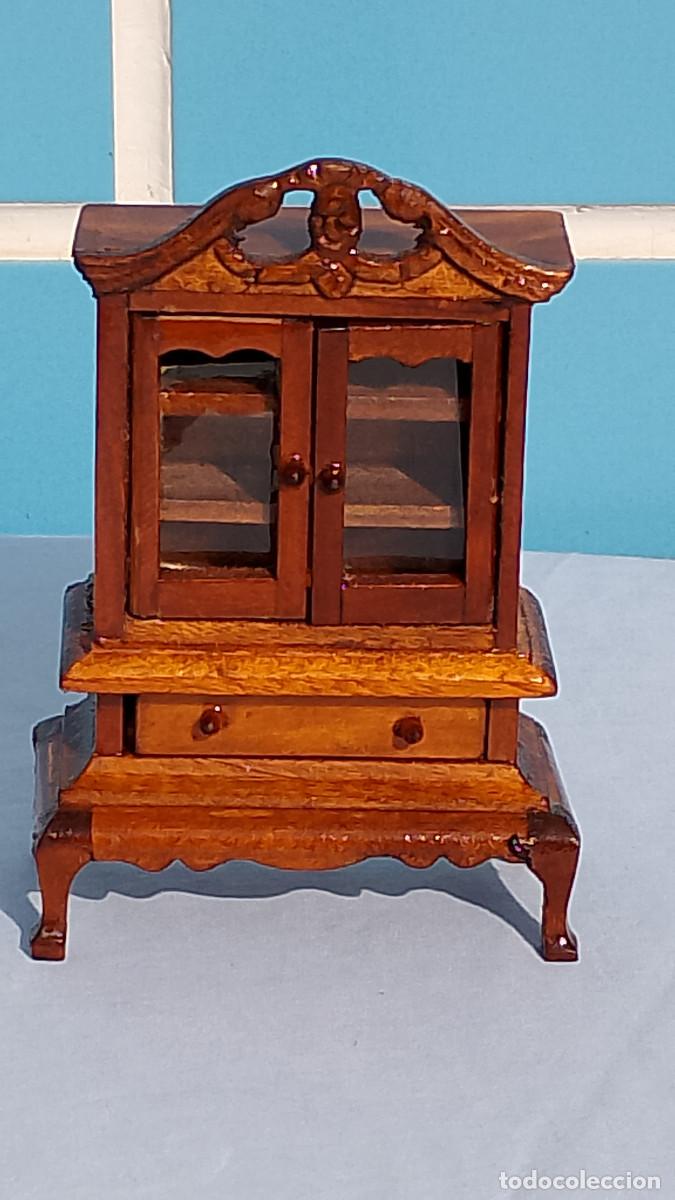 Casas de Mu&ntilde;ecas: Antigua alacena mueble de madera en miniatura para casas de mu&ntilde;ecas